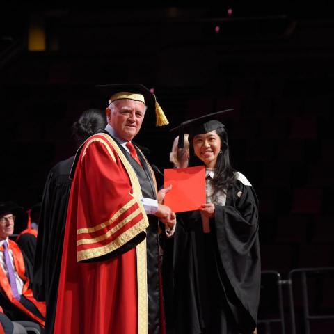 提供醫學服務的專家Julie Ma