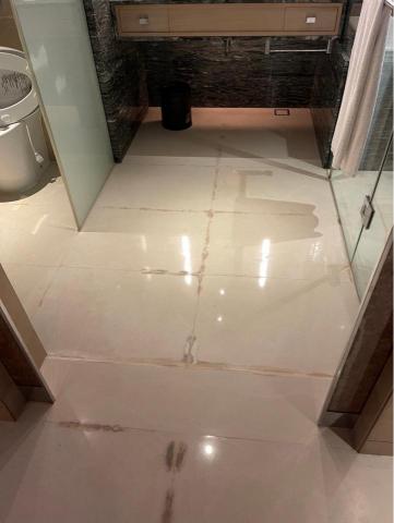 藝豐油漆工程行 - 原本浴室磁磚泛黃氧化-改造前