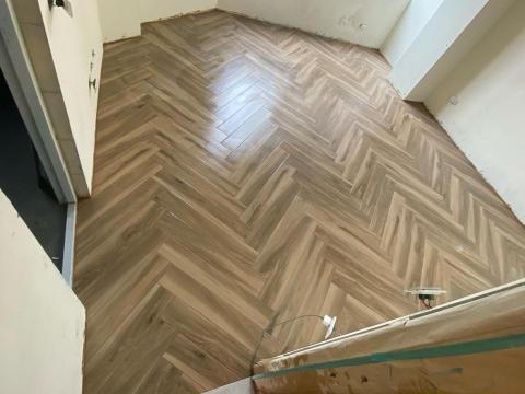 泥的翻修達人 - 木紋磚人字貼,需要有高超的技術才能完成 泥的翻修達人 - 木紋磚人字貼,需要有高超的技術才能完成