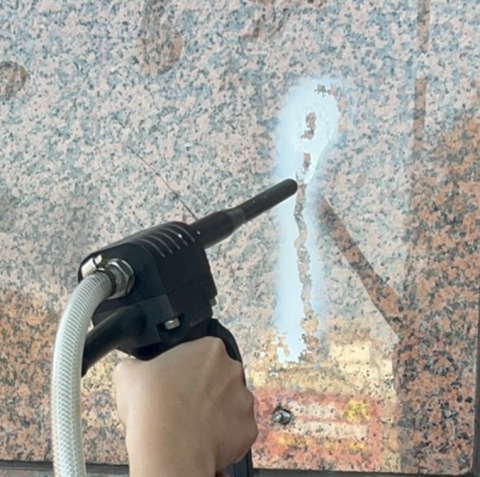 乾乾淨淨 - 外牆的油漆亦可清理，不須人工刷牆面，因此不傷牆面本身