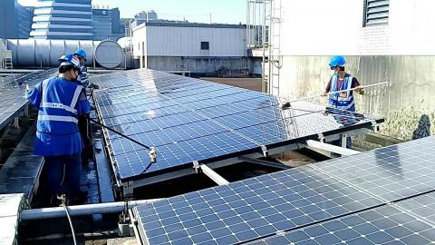 中誠工程 - 屋頂式太陽能板清洗