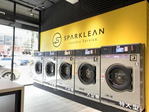 鴻宇室內裝修有限公司 - 連鎖洗衣店-新竹光復店
#格柵造型牆
#PVC地板
#金屬烤漆落地窗框
#玻璃工程
#自動門工程
#洗衣機給排水配置