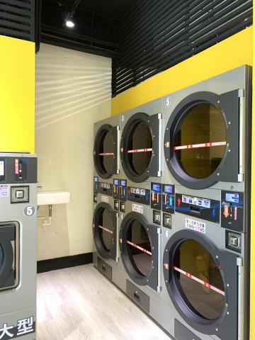 鴻宇室內裝修有限公司 - 連鎖洗衣店-新竹光復店
#烘衣機排風管工程
#PVC地板
#油漆工程
#水電工程