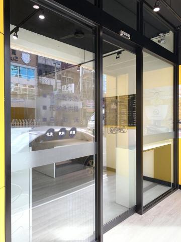 鴻宇室內裝修有限公司 - 連鎖洗衣店-新竹光復店

#PVC地板
#金屬烤漆落地窗框
#玻璃工程
#自動門工程
#廣告工程