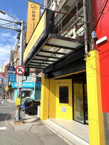 鴻宇室內裝修有限公司 - 連鎖洗衣店-新竹光復店
#廣告工程
#塑鋁板包柱
#塑鋁板電視牆
