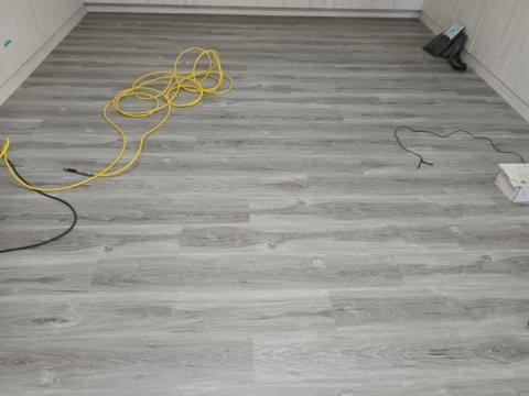 㵆明室內裝潢 - 屋主色澤-石塑地板-滿意