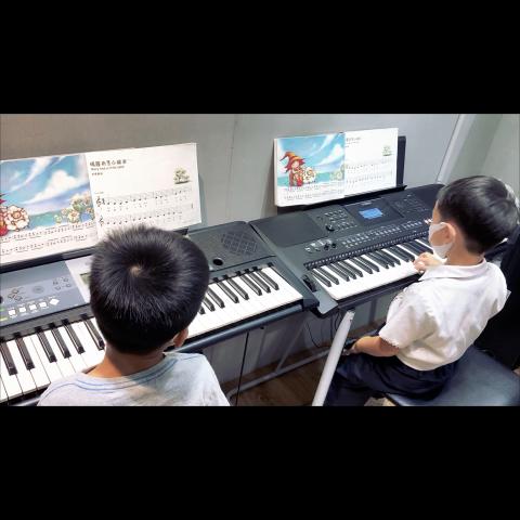 Huang -家教、陪練、社團帶練，簡介有連結可洽談唷！ - 幼兒律動鋼琴
