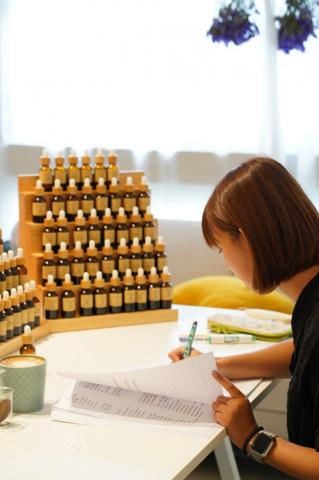 廖悠軒 - 取得韓國 L&lsquo;odeur LAB 香水調香證書