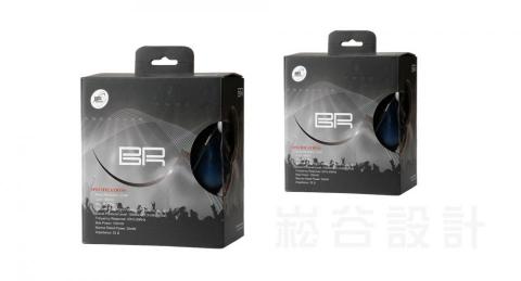 崧谷設計 連振煜 - 耳機包裝盒：
整體以黑色調為主及演唱會現場底圖，襯托出本產品用於大型演唱會、專業音樂人士使用，盒子邊特別做開孔，讓選購者可以依自己喜好選擇耳機本體顏色，省去標示顏色步驟，進而區分出產品層次感。