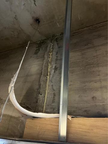 亞倫 - 廁所天花板抓漏灌發泡