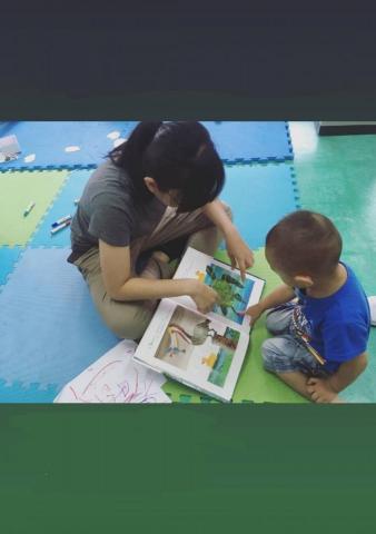 蔡昀蓁 語言治療師 - 幼兒繪本共讀