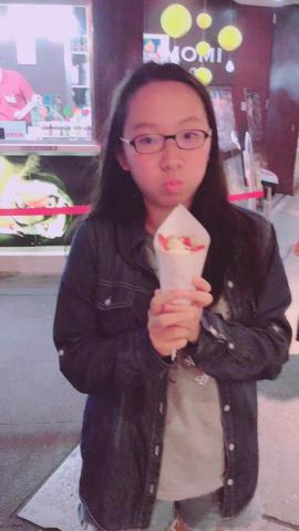 陳奕瑄 - 是一位大學生