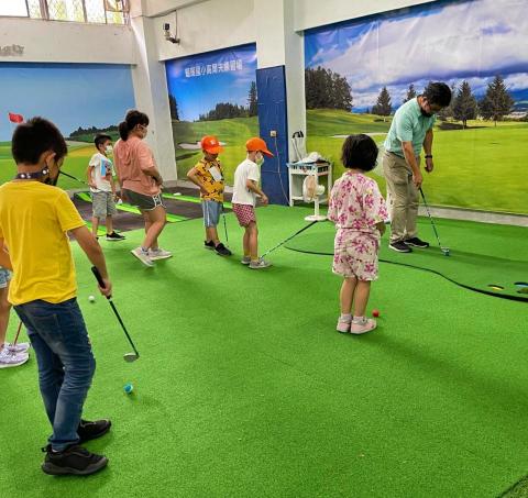 “百桿聚樂部” - 國小高爾夫社團教學