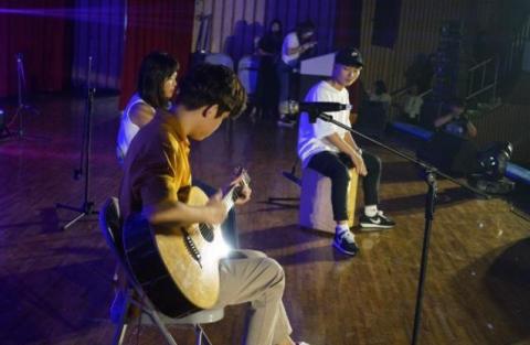 Nunu - 某次某間大學邀請表演,木箱鼓鼓手 Nunu - 某次某間大學邀請表演,木箱鼓鼓手