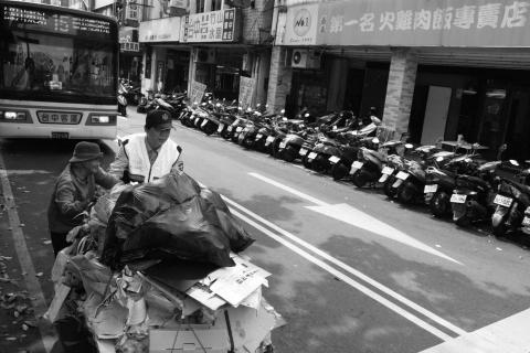 盧冠慧 - #攝影：3/31中部地區萬安演習 人車管制，忙碌的工商社會，城市是靜止的，緩慢佝僂的百歲人瑞和警察。好溫度。台灣青年基金會:印刷《溫度》刊物