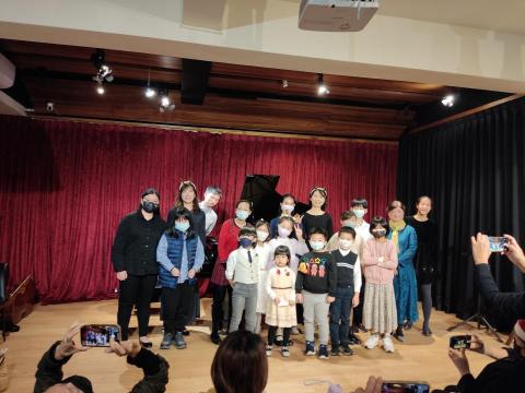盧慶雯 - 2022/12/18師生發表會與學生合照