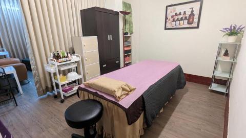 華納經絡經絡美顏工作室 - 舖床紙、小毛斤用完立即更換並消毒，備有電熱毯,環境舒適乾淨