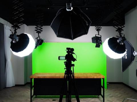 TSC高雄廚房攝影棚 - 提供綠幕去背布幕 約可容納兩人
