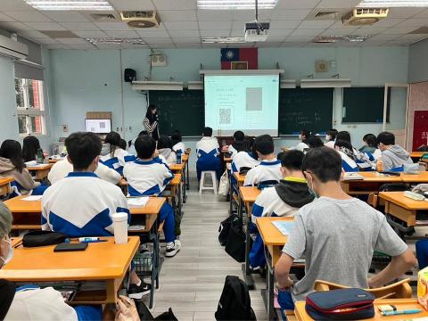 Yu Ding - 帶領壢中學生上古文課程