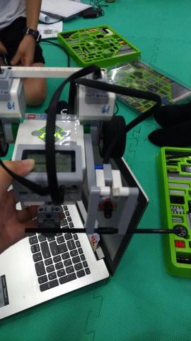 林秋君 - 帶領小學生做科學實驗2