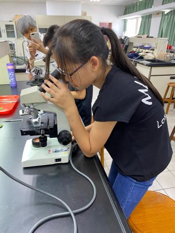 劉莉蓁 - 帶國中學生進入大學實驗室練習使用顯微鏡