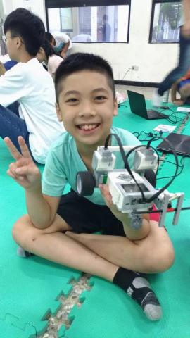 林秋君 - 帶領小學生做科學實驗3