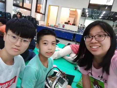 林秋君 - 帶領小學生做科學實驗