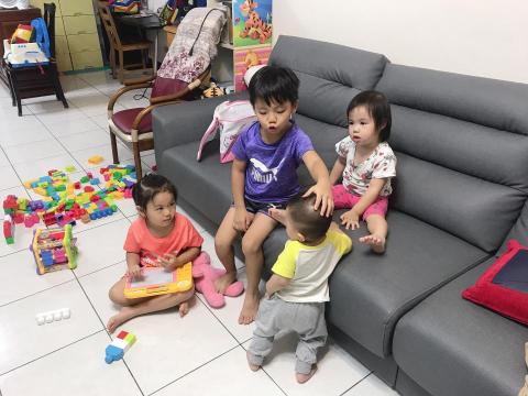 蔡秀雯 - 與家長的母親一同陪伴四個小小孩～