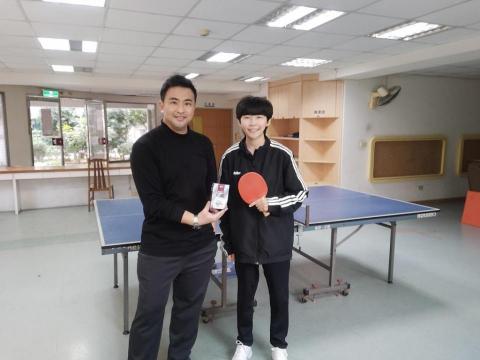 張敬彬 - 精靈是體育系學生，原專長在籃球，在球場培養了桌球興趣，並報名10堂基本功訓練，探討些運動原理，很快學會並能輕鬆自在的打好球