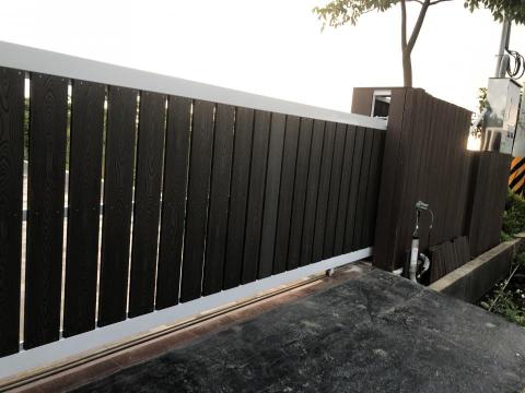 吳忠瑋 - 還塑木鐵門