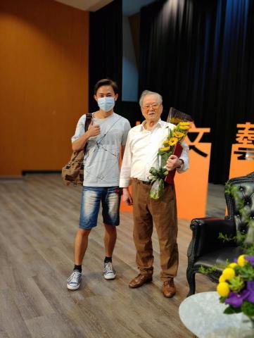 許峻維 - 與作家黃春明交流教育理念並合影