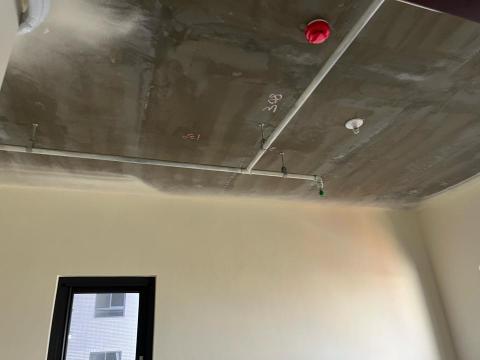 專業漆匠 - 清水模天花板噴漆前