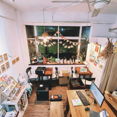 電腦職人東東｜羅正東 - 咖啡館兼我的電腦工作室，平常在外面服務客戶時，是老婆 Rose 的一人小店，歡迎來玩！
https://www.paindemiedaily.com/