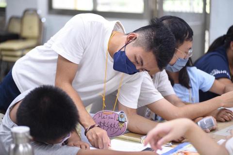 彭靖淵 - 圖為參加臺大山服，前往台東部落教導小朋友的照片