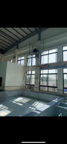 水電師傅空閒時間的公司 - 搭鷹架換游泳池的燈