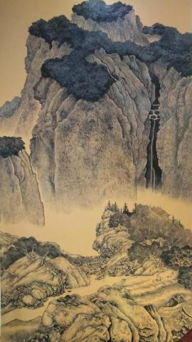 竹拓 - 《谿山行旅圖》素有「峰巒渾厚,勢壯雄強」的美稱,全畫通過線條粗細的變化,展現山勢的立體與雄偉,董其昌評價此畫為「宋畫第一」。
我們在四個月內於牆面上完成此臨摹之作,希望重現原畫的經典,盡展畫中的精緻元素。 竹拓 - 《谿山行旅圖》素有「峰巒渾厚,勢壯雄強」的美稱,全畫通過線條粗細的變化,展現山勢的立體與雄偉,董其昌評價此畫為「宋畫第一」。
我們在四個月內於牆面上完成此臨摹之作,希望重現原畫的經典,盡展畫中的精緻元素。