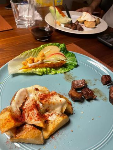 高震魁 - 新鮮馬鈴薯佐馬紮瑞拉起司紅椒粉
蝦蝦野生烏魚子羅曼蘋果片