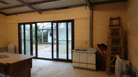 隆綺裝潢 - 【 台東 杉原 - 鐵皮木屋 】
規劃內容 l 鐵皮內修飾
空間風格 l 度假木屋
現在很流行在台東買一塊田地
在上面放小貨櫃或鐵皮屋，享受退休養老的鄉村生活
大部分的人都會覺得鐵皮很熱，內觀又不是很好看
懸掛冷氣或是電視都不方便，傢俱擺上清潔也會有死角
沒有關係 !隆綺可以幫你解決這個問題 !
塞入隔熱棉再封上杉木板，製作一個電視檯面
再搭配上一個好看的木製大門，漂亮舒適又有特色的木屋就完成啦!