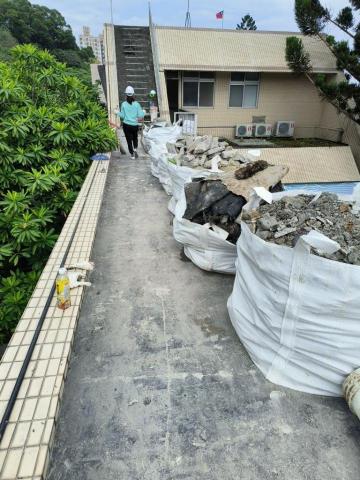 品瀚拆除工程 - 泰山高工局屋頂空橋防水工程打除完璧，總共六層打除