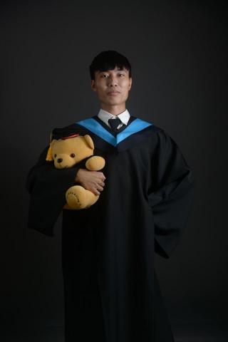 施易劭 - 趣味學士服照