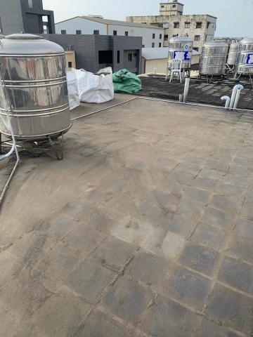 宬印工程行 - 頂樓隔熱磚清除，施作防水（1）