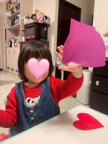 Emily  Lee - 引導完成勞作作業