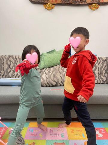 Emily  Lee - 與小朋友們互動良好