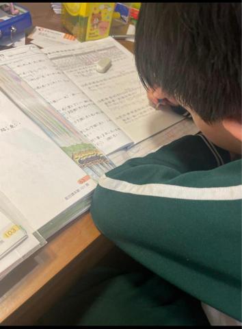 林佳穎 - 目前有帶一位小學二年級的小朋友，主要科目是國英數，只要他提出不會的題目或是觀念，我都會在旁邊慢慢引導他得出結果。我們相處很融洽他也會和我分享很多東西！