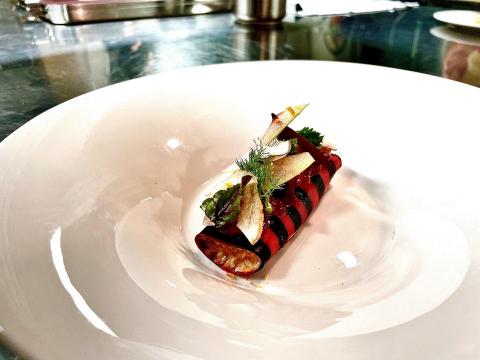 黃希哲 - 以台式烏魚子與蘋果的經典搭配，融合義大利麵餃與蟹肉，呈現出台魂義菜的風情