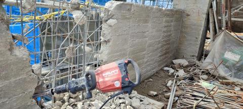 陳昱翔 - RC混泥土結構女兒牆打除