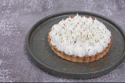 黃希哲 - 「蛋白霜檸檬塔」！
再經典不過的一道法式點心，看似複雜卻一點都不，教您如何正確的製作塔皮與內餡，最後擠上輕盈的義式蛋白霜，呈現酸甜的滋味～