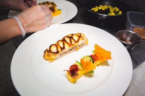 黃希哲 - 「酥皮雞胸鑲野菇」
融合了西餐的基本技法所製作的創意菜餚，教您如何把常見的雞胸肉坐一些變化，在特殊節日可以端給所愛之人！