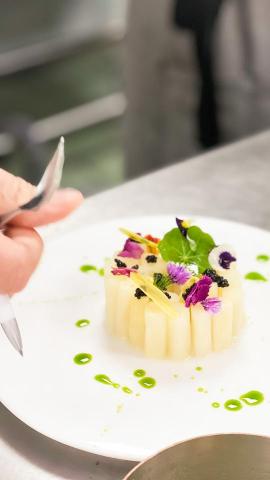 黃希哲 - 春天當季的在地白蘆筍，搭配義大利起司醬汁，簡單的家常美味～