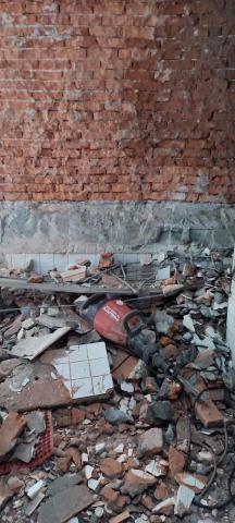 陳昱翔 - 老屋老式，廚房紅磚檯面打石打除，牆面磁磚見底至紅磚面